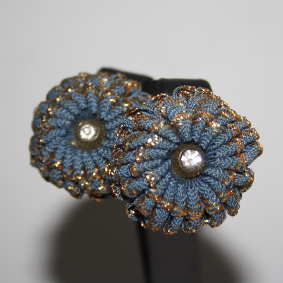 Vintage Jewelry - Beautiful vintage screw on flower earrings
